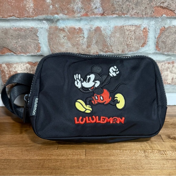 Disney x lululemon Everywhere Belt Bag Mickey in Motion Graphic - Picture 4 of 8